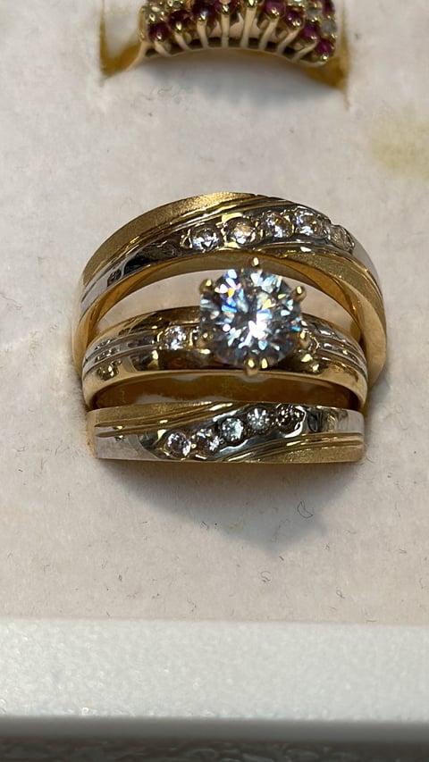 Gold diamond engagement ring